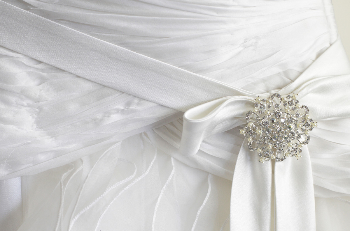 Химчистка свадебного платья с украшением